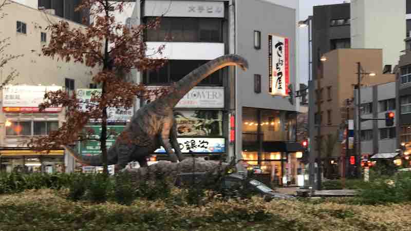 福井駅前の恐竜のモニュメント