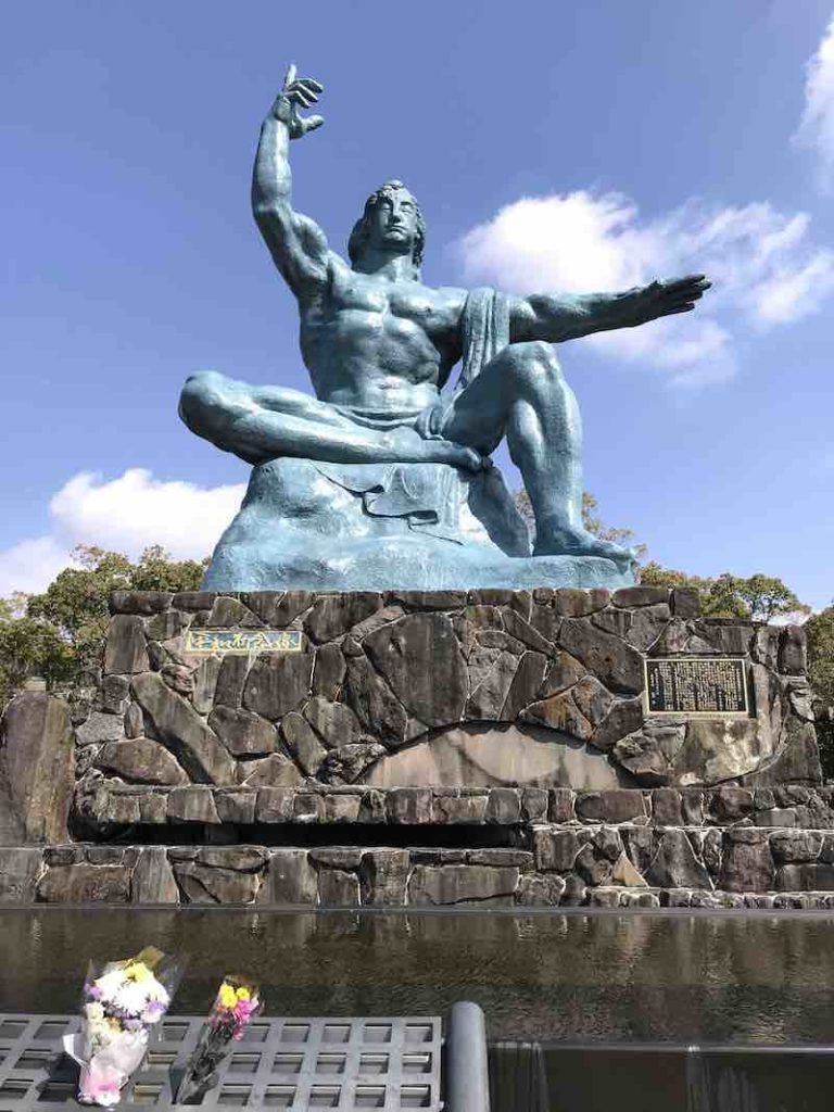 長崎　平和祈念公園の像