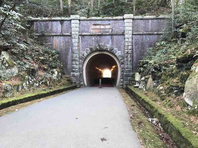 新潟県　弥彦公園のトンネル