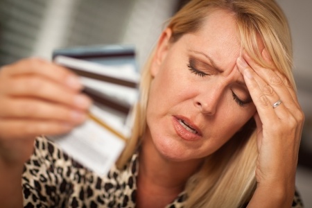 クレジットカードで借金地獄の女性のイメージ