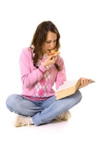 読書をしながらの食事する女の子のイメージ