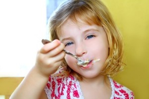 幸せそうな顔で食べる少女のイメージ