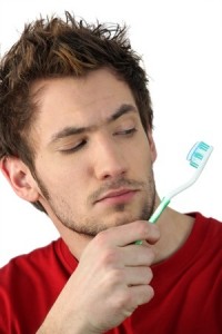 意識して歯を磨く男性のイメージ