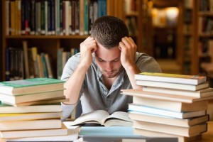図書館で勉強をする男性のイメージ
