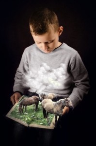 読書を楽しむ想像力豊かな少年のイメージ